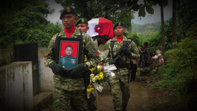 VIVA Militer Prosesi pemakaman Kapten Inf Tofan Prasetyo 