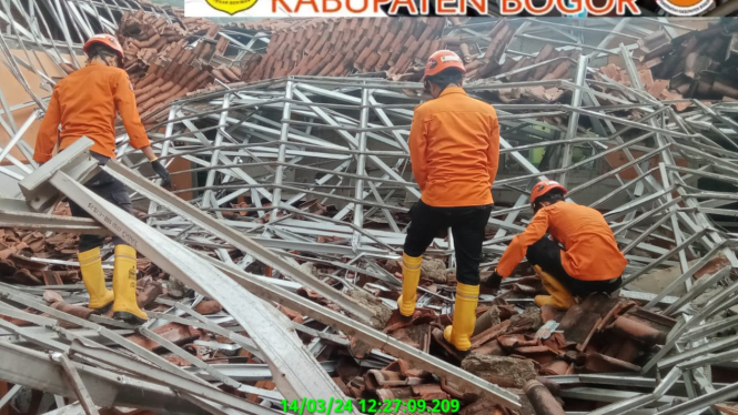 Petugas BPBD Kabupaten Bogor melakukan penyisiran di bangunan SMA Negeri 1 Ciampea Kabupaten Bogor yang amruk. Muhammad AR/VIVA