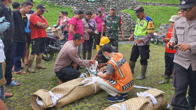 Evakuasi jenasah 2 WNA yang tertimbun tanah longsor saat menginap di villa