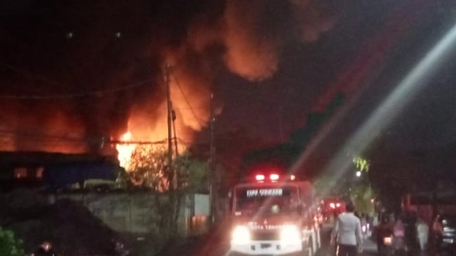 Situasi kebakaran di gudnag logistik Tangerang
