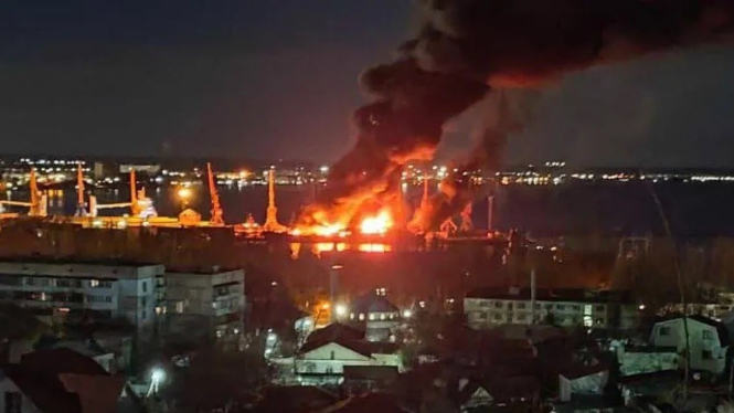 VIVA Militer: Kapal perang Rusia, Novocherkassk (BDK-46) terbakar