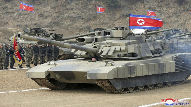 Pemimpin Korea Utara Kim Jong Un mengemudikan tank baru bersama militernya
