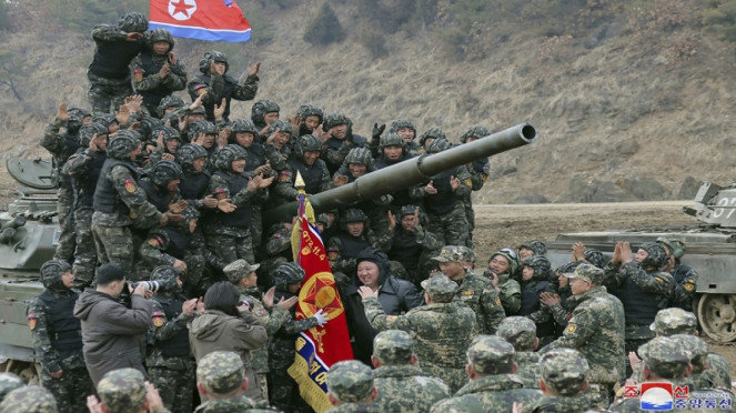 Pemimpin Korea Utara Kim Jong Un mengemudikan tank baru bersama militernya