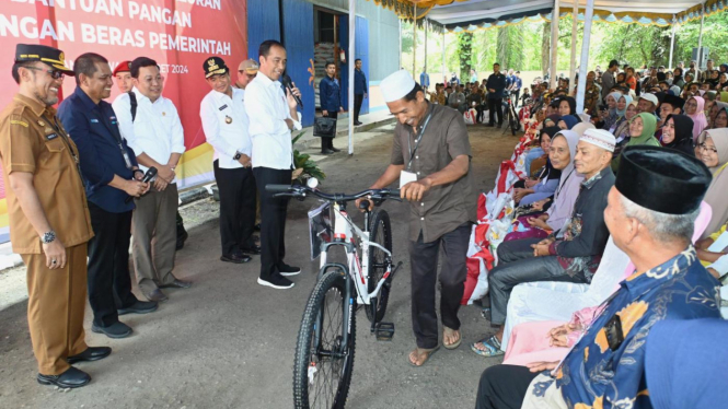 Presiden RI, Joko Widodo menyalurkan bantuan pangan cadangan beras pemerintah di GDT Hutalombang, Padanglawas.(dok Pemprov Sumut)