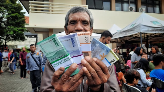 Warga menukarkan uang pecahan untuk persiapan Lebaran di mobil kas BI Solo