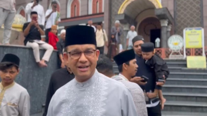 Anies Baswedan usai shalat jumat di Masjid Kubah Emas, Depok