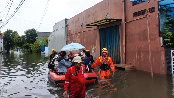 Tim SAR evakuasi warga korban banjir di Semarang
