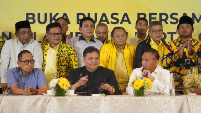 Ketum Golkar Airlangga Hartarto (tengah) bersama jajaran DPP Golkar.