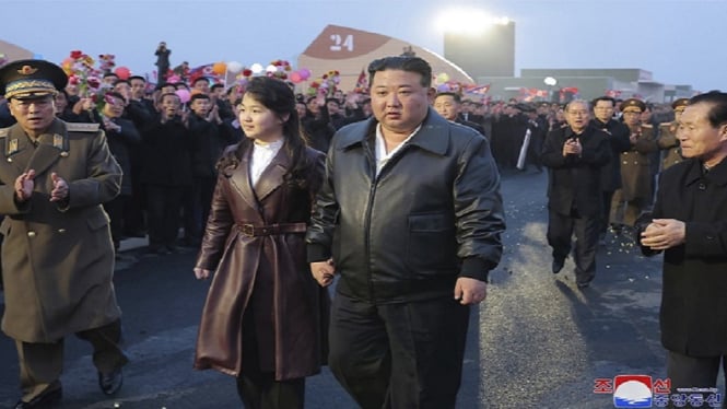 Pemimpin Korea Utara Kim Jong Un bersama putrinya di Pyongyang, Jumat