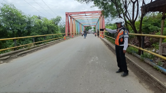 Petugas Dinas Perhubungan melakukan pengaturan pembatasan kendaraan yang melintas di jembatan kali baru