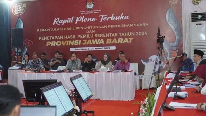 KPU Jabar menggelar rapat pleno rekapitulasi penghitungan suara Pemilu 2024