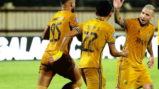Pemain Bhayangkara FC rayakan gol Radja Nainggolan