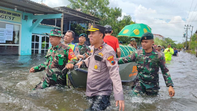 Polisi dan TNI bawa jenasah menembus banjir menuju ke Pemakaman di Semarang