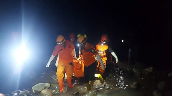 Petugas mengevakuasi mayat wanita berdaster di sungai Tasikmalaya