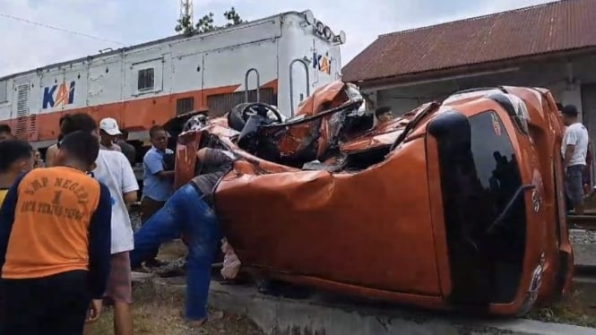 Evakuasi peristiwa kecelakaan minibus tertabrak kereta api barang di Tebing Tinggi