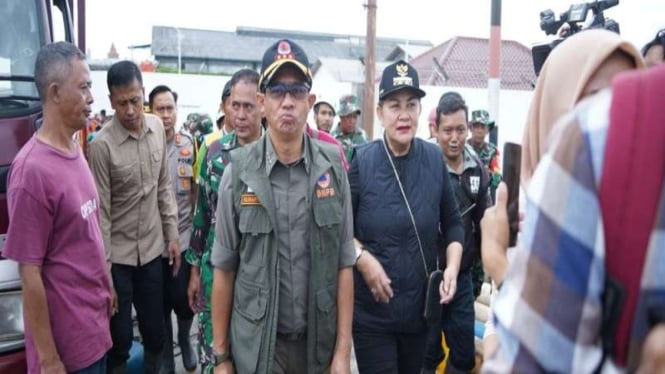 Kepala BNPB Letjen Suharyanto bersama Wali Kota Semarang mengecek lokasi banjir.