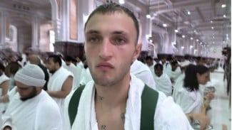 Sempat Dibaptis, Anwar Hadid Pamer Lagi Umrah saat Ramadhan