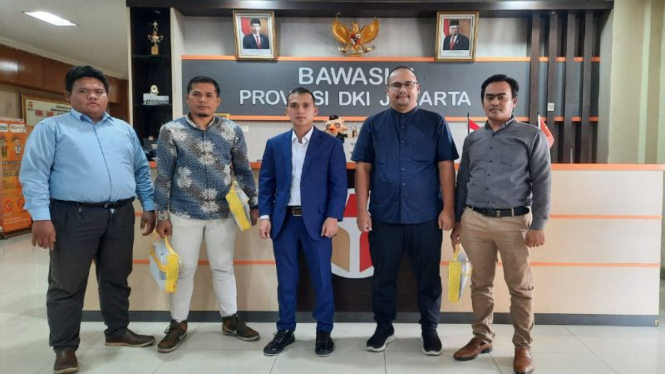 Caleg DPRD DKI Prasta F Ganinduto bersama tim kuasa hukumnya,