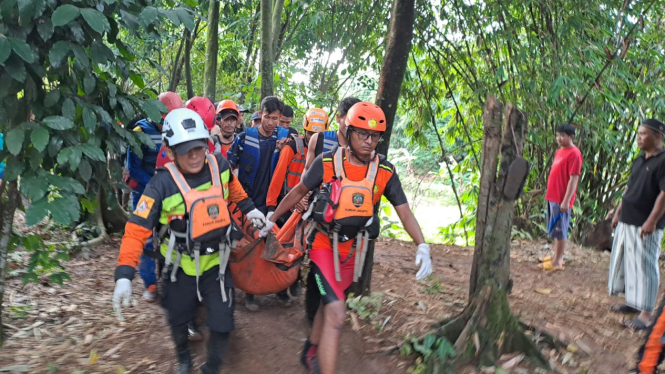 Proses evakuasi korban tenggelam di Kali Cirarab, Tangerang