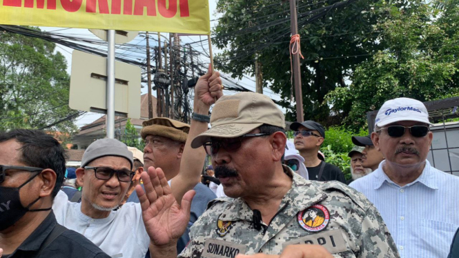 Eks Danjen Kopassus, Mayjen TNI (Purn) Soenarko ikut aksi demonstrasi di depan KPU RI, Jakarta Pusat, Senin, 18 Maret 2024