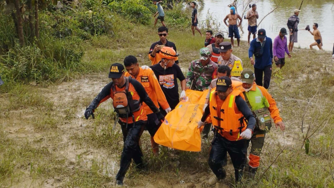 Proses evakuasi 2 santri yang menjadi korban banjir di Grobogan, Senin (18/3/24)