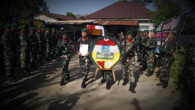 VIVA Militer: Prosesi pemakaman almarhum Kopda Indra Cahaya 