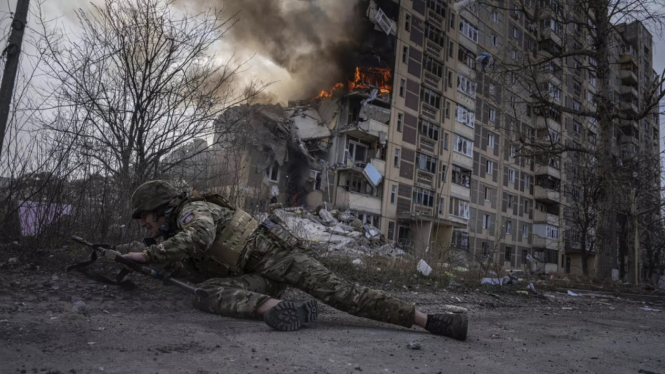 VIVA Militer: Tentara Ukraina berlindung dari serangan militer Rusia