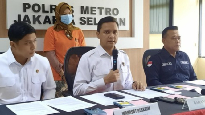 Polres Metro Jakarta Selatan menangkap pelaku Tindak Pidana Perdagangan Orang (TPPO), seorang wanita berinisial DA (36) yang bisa mendapatkan untung hingga belasan juta dalam aksinya menjual per satu orang yang diberangkatkan ke Timur Tengah.