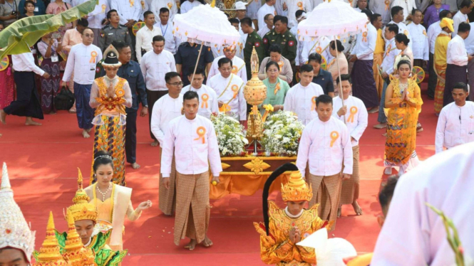 Min Aung Hlaing dan istrinya Kyu Kyu Hla bersama Hti saat upacara rekonsekrasi