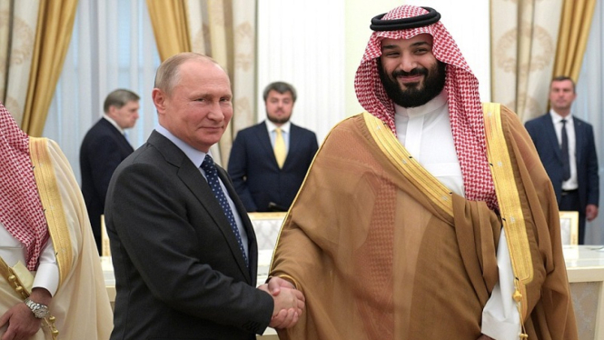 Presiden Rusia Vladimir Putin bersama Putra Mahkota Mohammed bin Salman Al Saud