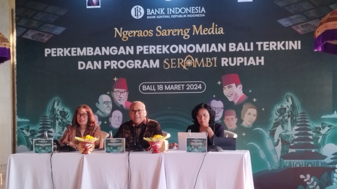 Deputi Kepala Perwakilan Bank Indonesia Provinsi Bali G.A Diah Utari (kanan) dan Kepala Perwakilan Bank Indonesia Provinsi Bali  Erwin Soeriadimadja (tengah). 