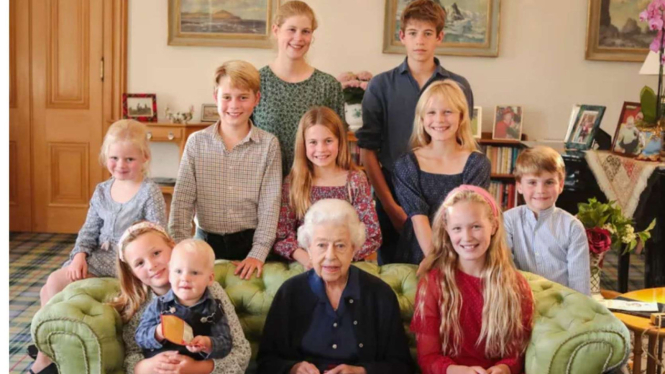 Foto Ratu Elizabeth Bersama Cucunya yang Diduga Telah di Edit