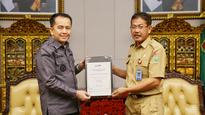 Pj Gubernur Sumatera Selatan Agus Fatoni menerima penghargaan dari LKPP RI
