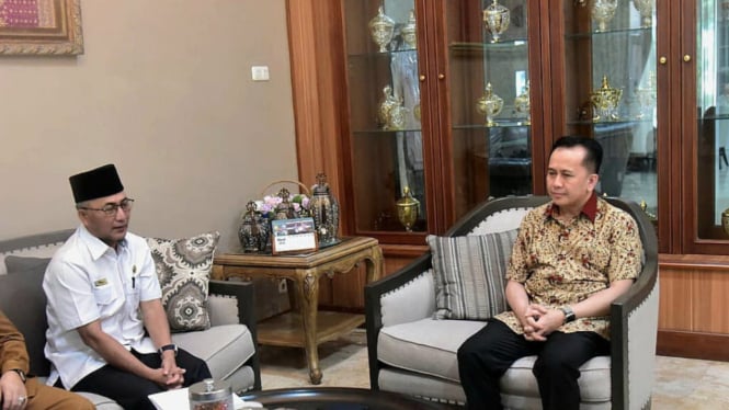 Pj Gubernur Sumatera Selatan Agus Fatoni (kanan)