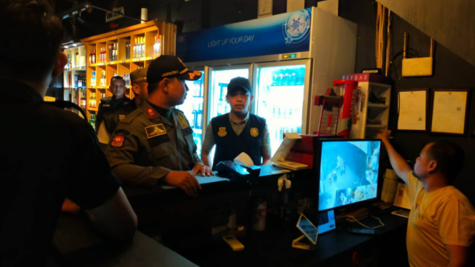 Petugas satpol pp kabupaten tangerang memberikan sanksi teguran pada tempat hiburan malam