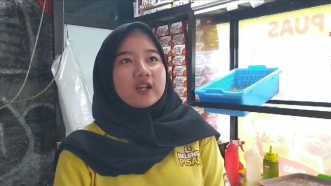 Karyawan kios pisang krispi di Cinere, Depok
