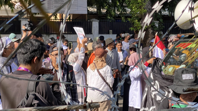 Rarusan orang yang akan melakukan aksi unjuk rasa mulai berdatangan dan berkumpul di Depan gedung KPU RI di Jalan Imam Bonjol, Jakarta untuk memprotes proses Pemilu 2024, Rabu 20 Maret 2024. 