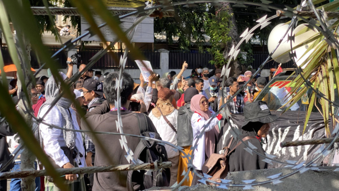 Terdapat dua kubu massa aksi yang hingga kini masih melakukan menolak hasil Pemilu 2024 dan orasi di depan Kantor KPU RI, Jakarta Pusat, Rabu 20 Maret 2024. 