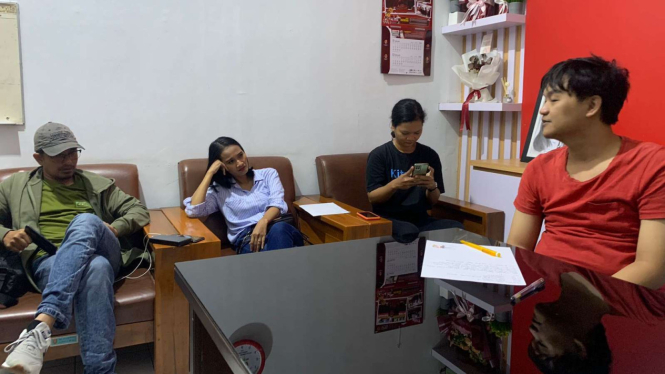 Suasana mediasi bersama komika Semarang di kantor kelurahan Karanganyar Gunung 