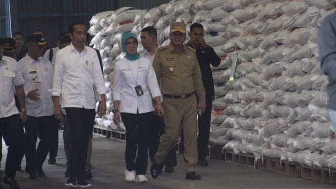 Presiden Joko Widodo mengecek ketersediaan beras dan menyerahkan bantuan pangan kepada masyarakat penerima manfaat, di kompleks Pergudangan Bulog Kampung Melayu, Kota Singkawang, Kalbar, Rabu 20 Maret 2024.