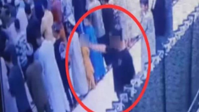 Tangkapan layar video remaja menyerang jemaah di Masjid Makassar.