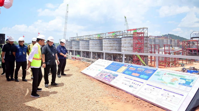 Presiden Joko Widodo meninjau Proyek Strategis Nasional (PSN) Smelter Grade Alumina Refinery (SGAR) PT Borneo Alumina Indonesia (PT BAI) di Kabupaten Mempawah, Kalimantan Barat, Rabu 20 Maret 2024. 
