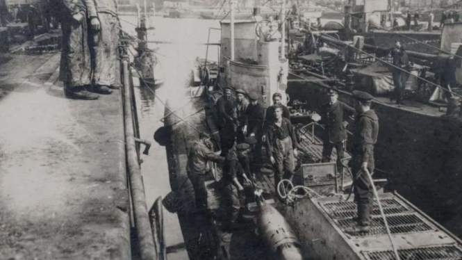 Kapal selam kelas UC dan awaknya selama Perang Dunia I.