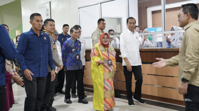 Presiden Joko Widodo saat mengecek sejumlah Poliklinik di RSUD SSMA Pontianak.