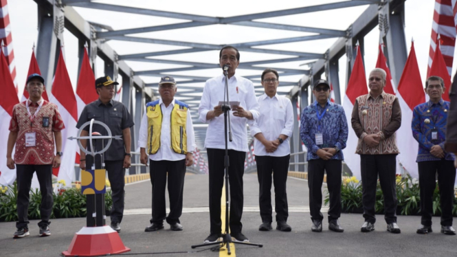 Presiden Joko Widodo resmikan Duplikasi Jembatan Kapuas (DJK) I yang memiliki panjang 430 meter dan lebar 8 meter, di Pontianak, Kalbar, Kamis 21 Maret 2024.