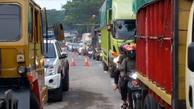 Truk melintas di pantura Semarang