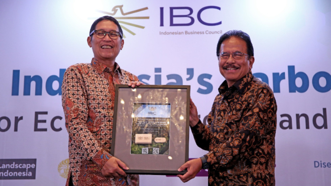 Chief Executive Officer (CEO) Indonesian Business Council (IBC) Sofyan Djalil menyerahkan rekomendasi untuk pengembangan pasar karbon di Indonesia kepada Otoritas Jasa Keuangan (OJK)