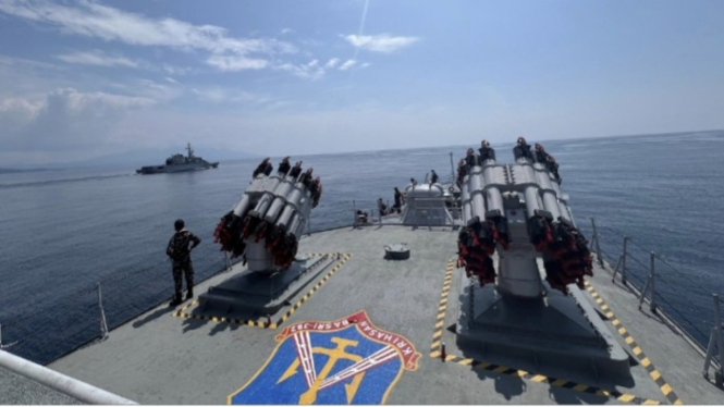 VIVA Militer: KRI Hasan Basri-382 bertemu kapal perang Perancis di Selat Lombok