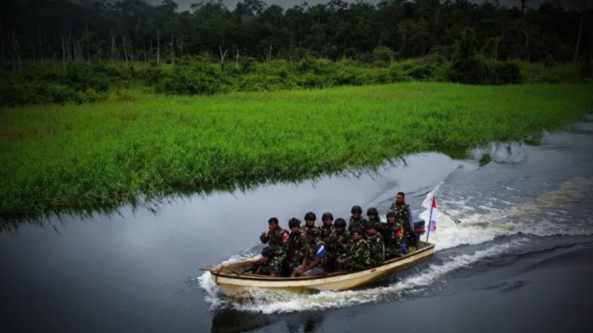 VIVA Militer: Prajurit Satgas Yonif 111/KB saat patroli di Papua Selatan 