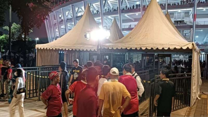 Suporter Timnas Indonesia tidak masuk GBK karena tertipu tiket palsu 
